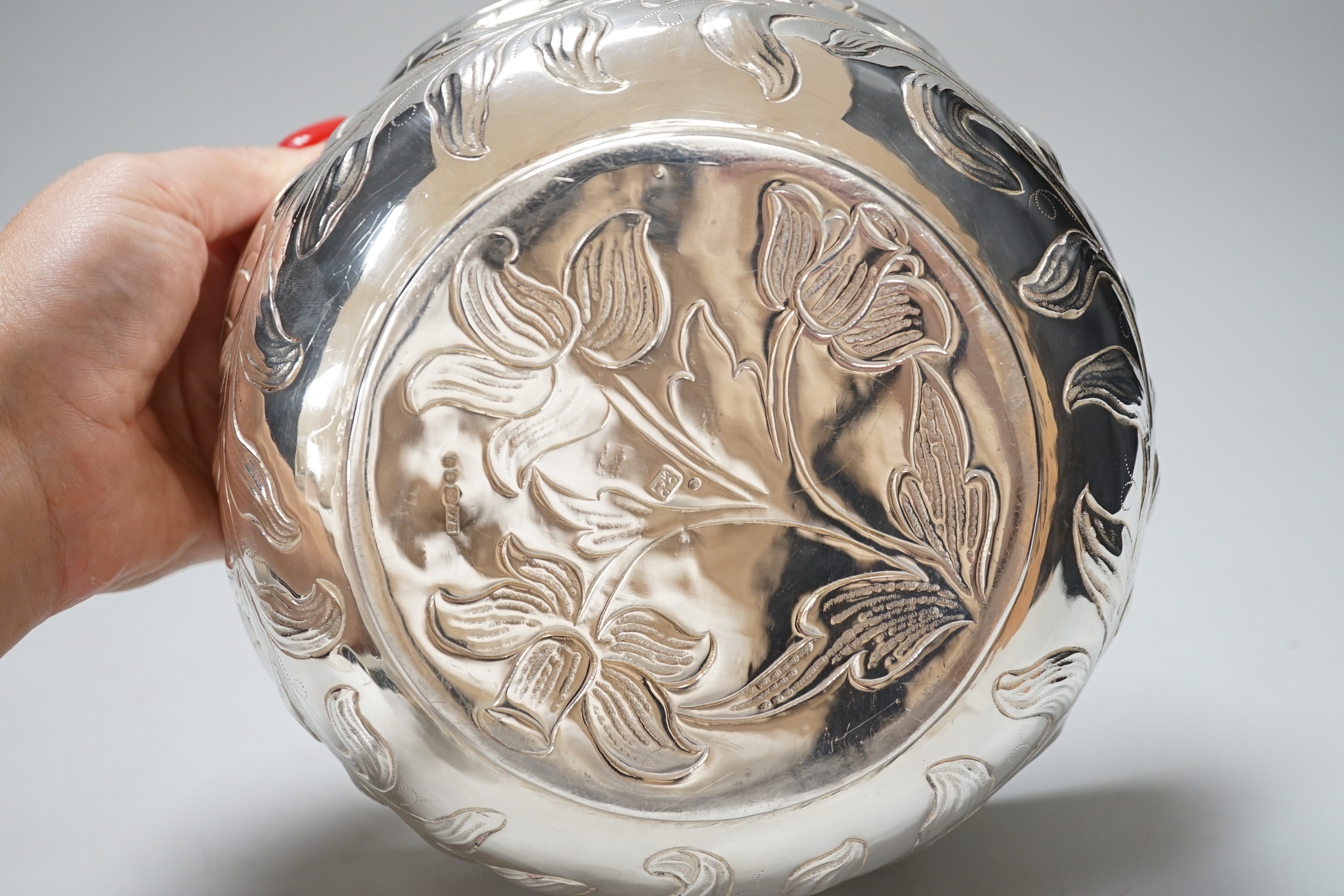 An Elizabeth II early 17th century style silver bowl, London 1968, diameter 19.5cm, 435 grams